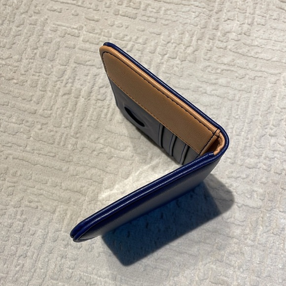 Martha Stewart passport/card holder / wallet with an Air tag spot/holder - Picture 4 of 4